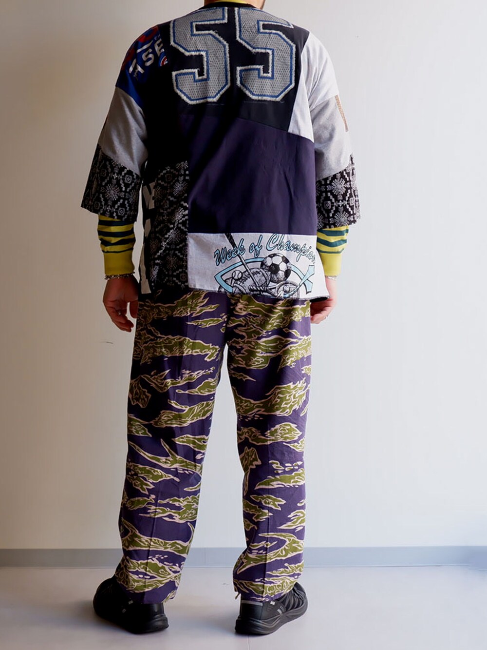 グリーン系のパンツ、ブラック系のスニーカー、ブルー系のTシャツ/カットソーを着用したメンズの春コーディネートの3枚目の写真