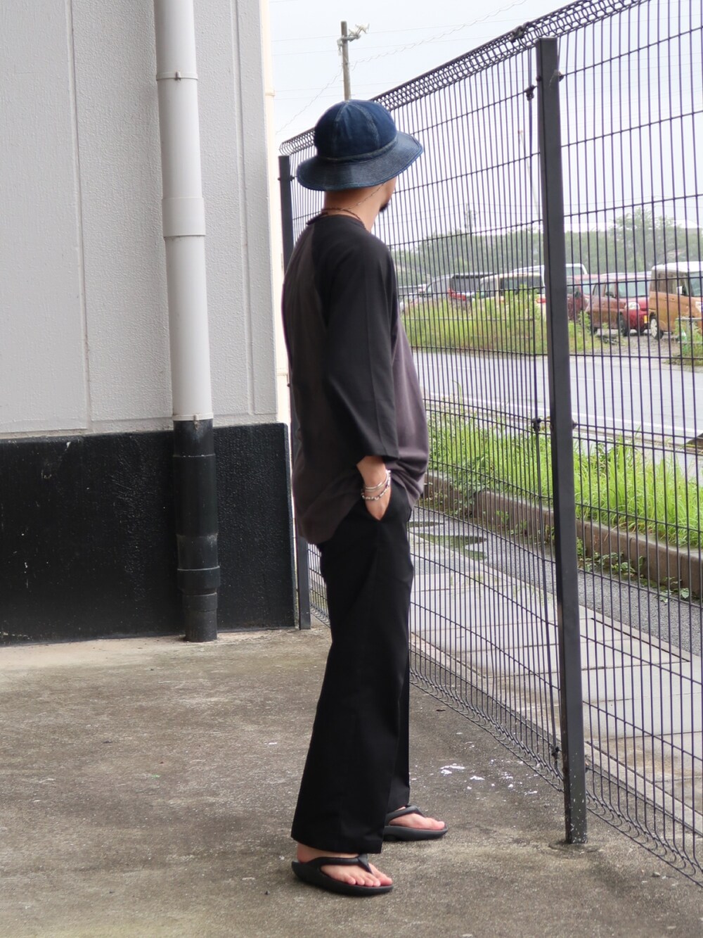 ブラック系のTシャツ/カットソー、ブラック系のその他パンツ、ブラック系のサンダルを着用したメンズの夏コーディネートの2枚目の写真