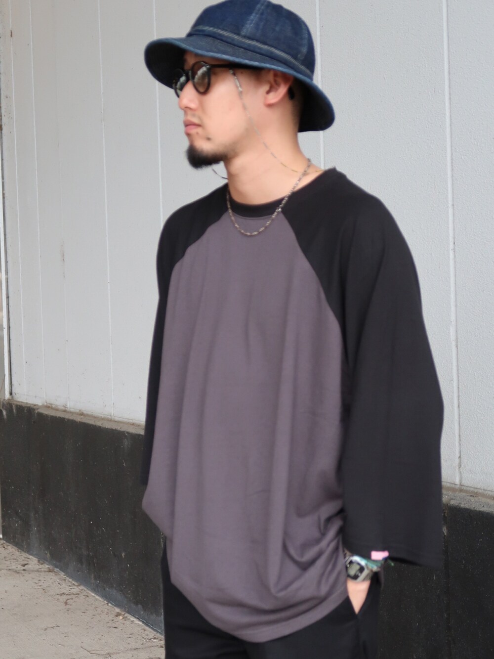 ブラック系のTシャツ/カットソー、ブラック系のその他パンツ、ブラック系のサンダルを着用したメンズの夏コーディネートの3枚目の写真