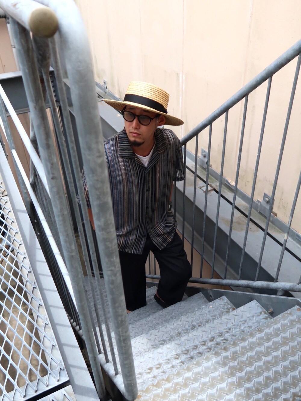 ブラック系のサンダル、グリーン系のシャツ/ブラウス、ブラック系のハットを着用したメンズの夏コーディネートの3枚目の写真