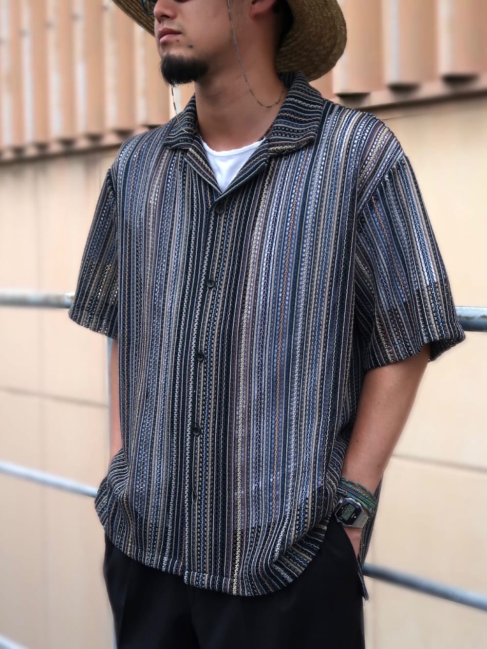 ブラック系のサンダル、グリーン系のシャツ/ブラウス、ブラック系のハットを着用したメンズの夏コーディネートの2枚目の写真