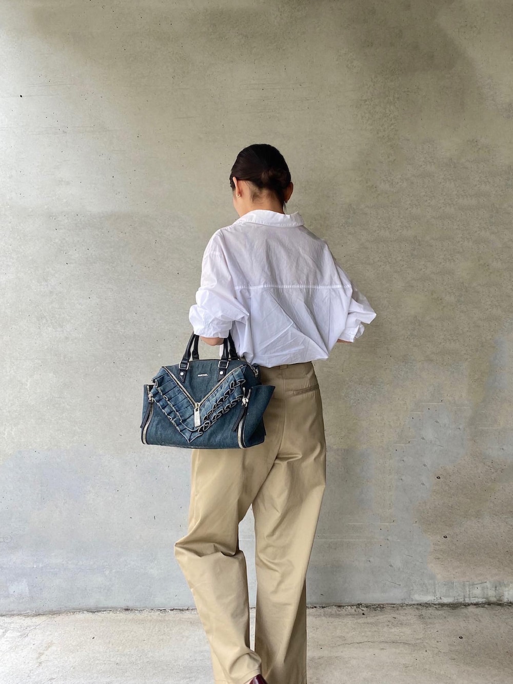 ホワイト系のシャツ/ブラウス、ブルー系のボストンバッグ、ベージュ系のチノパンツを着用したレディースの夏コーディネートの5枚目の写真