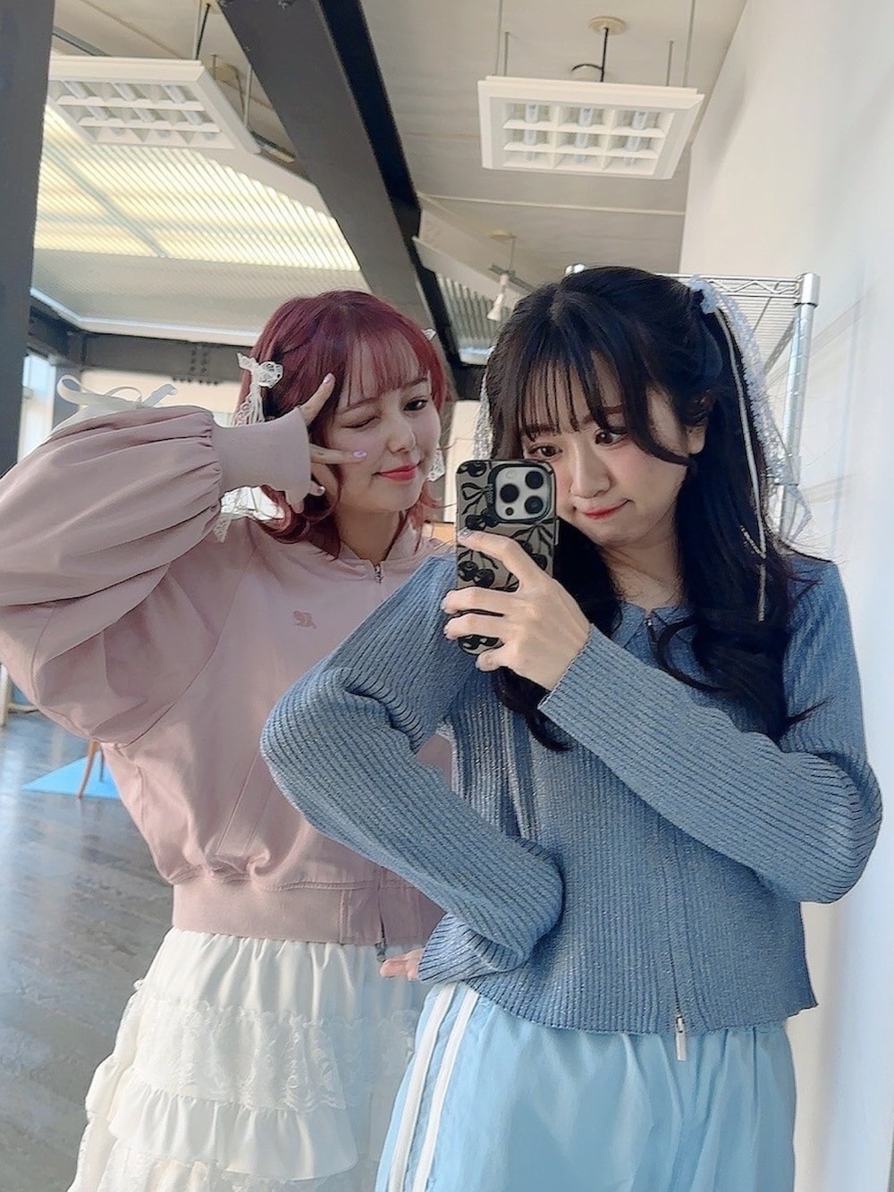 ブルー系のカーディガン/ボレロ、ブルー系のその他パンツ、ピンク系のMA-1を着用したレディースの冬コーディネートの2枚目の写真