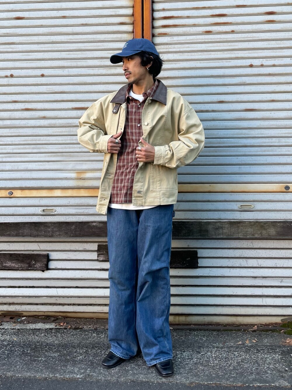 レッド系のシャツ/ブラウス、ベージュ系のカバーオール、その他のその他を着用したメンズの冬コーディネートの2枚目の写真