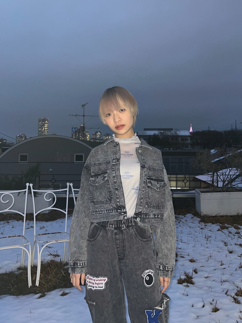 ブラック系のデニムパンツ、グレー系のTシャツ/カットソー、ブラック系のデニムジャケットを着用したレディースの冬コーディネートの3枚目の写真