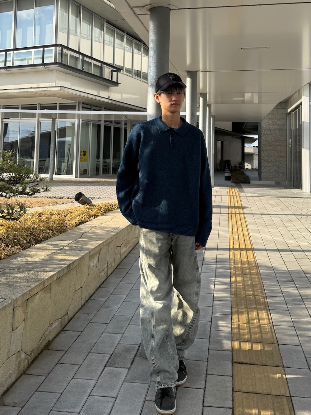 ブルー系のニット/セーター、その他のその他を着用したメンズの冬コーディネートの3枚目の写真