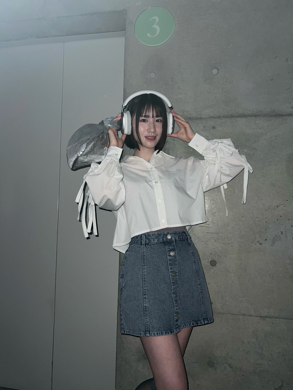 シルバー系のパンプス、ホワイト系のシャツ/ブラウス、その他のその他を着用したレディースの春コーディネートの2枚目の写真