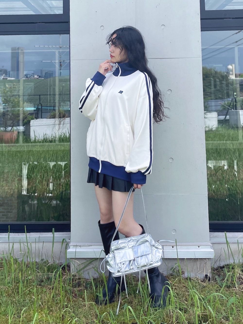 「お出かけコーデ、古着MIX、秋服準備はじめました、トラックジャケット、レイヤードスタイル、モノトーン、ブーツ、ショルダーバッグ、スポーツミックス、厚底シューズ、ショートパンツ、韓国ファッション、デートコーデ、休日スタイル、プチプラ」｜「AS KNOW AS plusの◇アソートデザインフェイクレザーミニボトム（カーゴパンツ・サスペンダースカート・プリーツスカート）（スカート、ブラック系）」を使った、AS KNOW AS plus/アズノゥアズプラスさん（レディース・158cm）の夏コーディネートの2枚目の写真