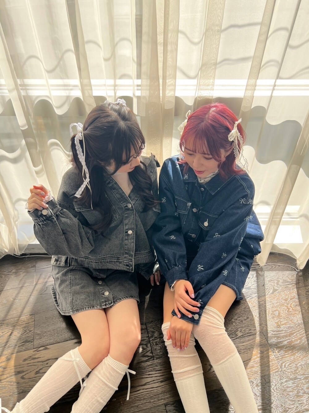 ブルー系のデニムジャケット、ブルー系のデニムスカート、ブラック系のデニムジャケットを着用したレディースの冬コーディネートの3枚目の写真