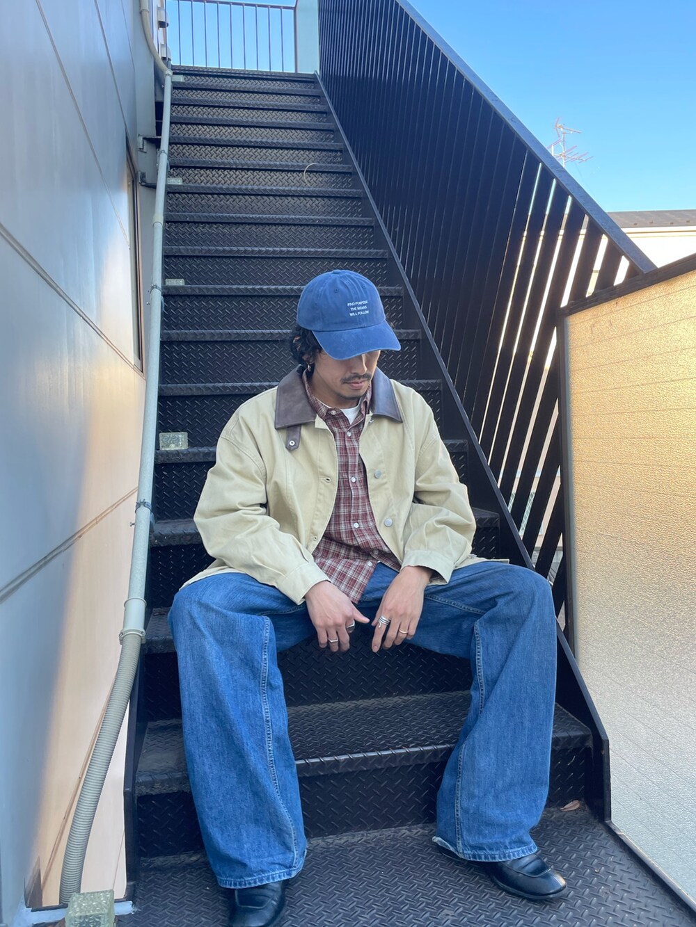 レッド系のシャツ/ブラウス、ベージュ系のカバーオール、その他のその他を着用したメンズの冬コーディネートの3枚目の写真