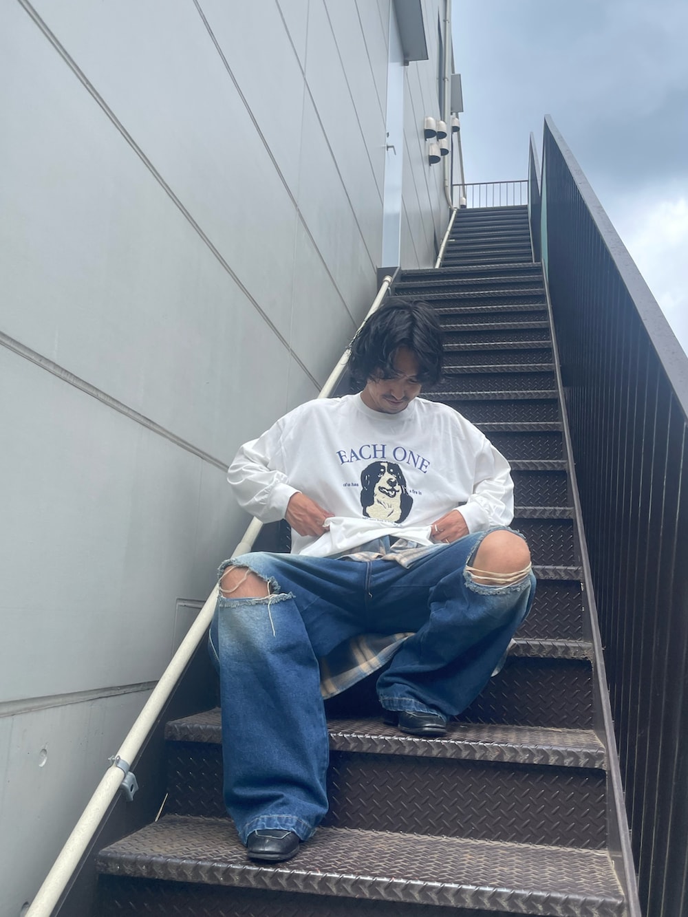 ベージュ系のシャツ/ブラウス、ホワイト系のTシャツ/カットソー、その他のその他を着用したメンズの夏コーディネートの2枚目の写真