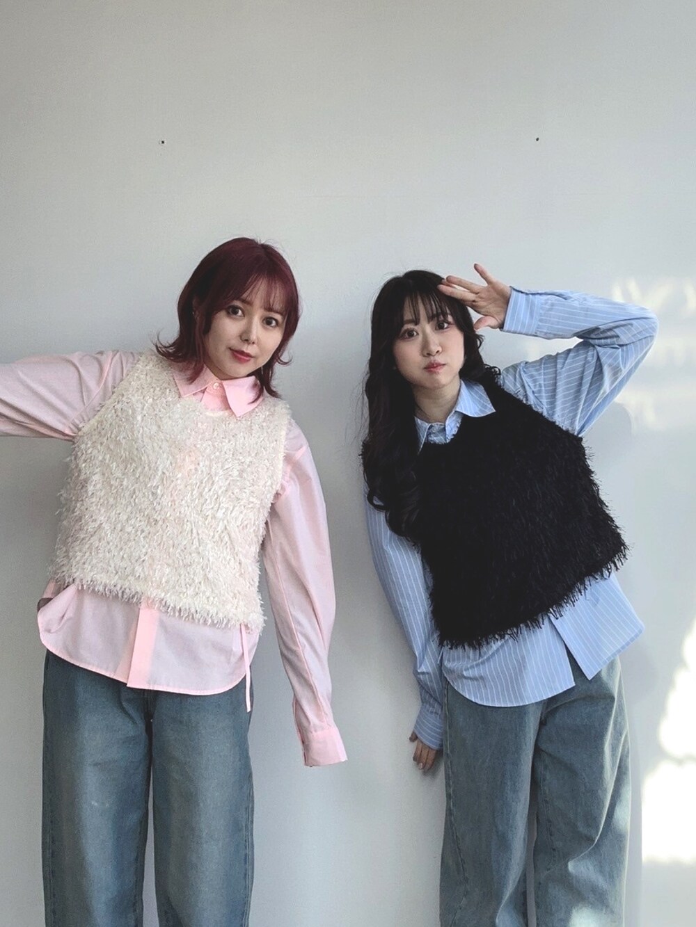 ブルー系のシャツ/ブラウス、ピンク系のシャツ/ブラウス、ブラック系のベストを着用したレディースの冬コーディネートの3枚目の写真