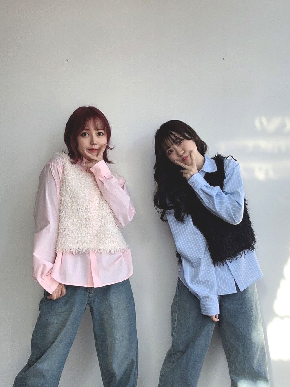 ブルー系のシャツ/ブラウス、ピンク系のシャツ/ブラウス、ブラック系のベストを着用したレディースの冬コーディネートの4枚目の写真