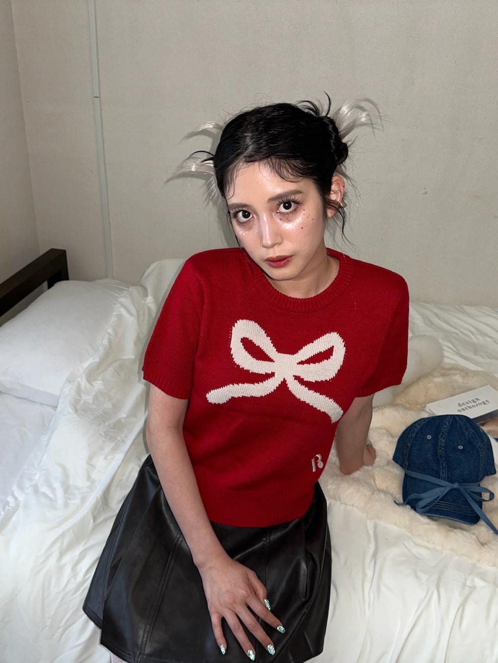 ブラウン系のスカート、ブラック系のパンプス、ブルー系のニット/セーターを着用したレディースの秋コーディネートの2枚目の写真