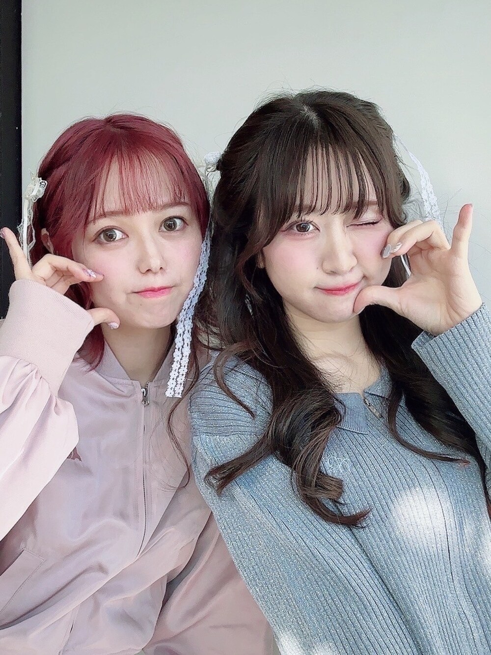 ブルー系のカーディガン/ボレロ、ブルー系のその他パンツ、ピンク系のMA-1を着用したレディースの冬コーディネートの3枚目の写真