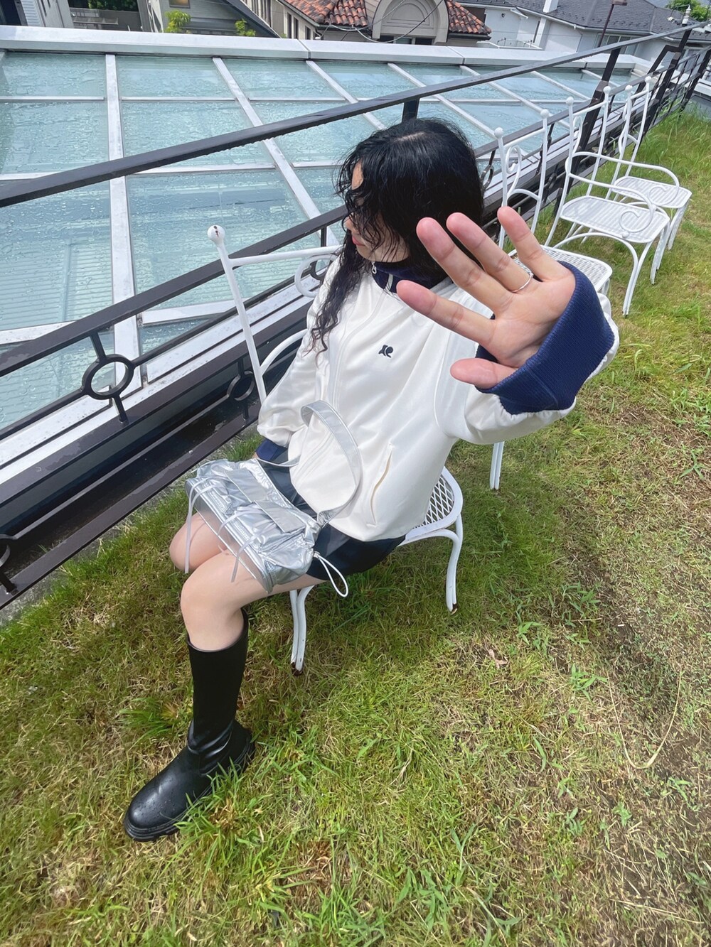 「お出かけコーデ、古着MIX、秋服準備はじめました、トラックジャケット、レイヤードスタイル、モノトーン、ブーツ、ショルダーバッグ、スポーツミックス、厚底シューズ、ショートパンツ、韓国ファッション、デートコーデ、休日スタイル、プチプラ」｜「AS KNOW AS plusの◇アソートデザインフェイクレザーミニボトム（カーゴパンツ・サスペンダースカート・プリーツスカート）（スカート、ブラック系）」を使った、AS KNOW AS plus/アズノゥアズプラスさん（レディース・158cm）の夏コーディネートの3枚目の写真