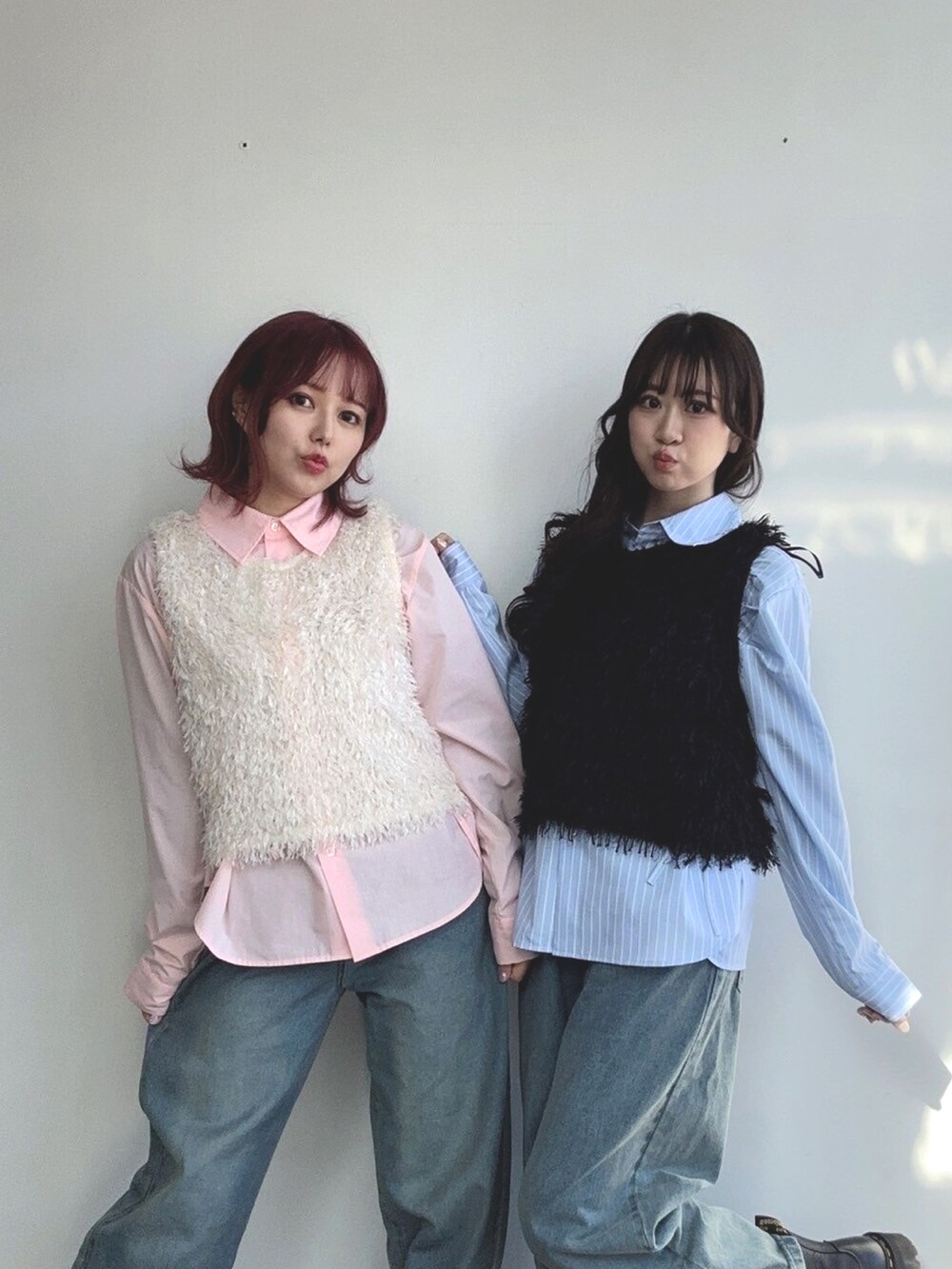 ブルー系のシャツ/ブラウス、ピンク系のシャツ/ブラウス、ブラック系のベストを着用したレディースの冬コーディネートの2枚目の写真