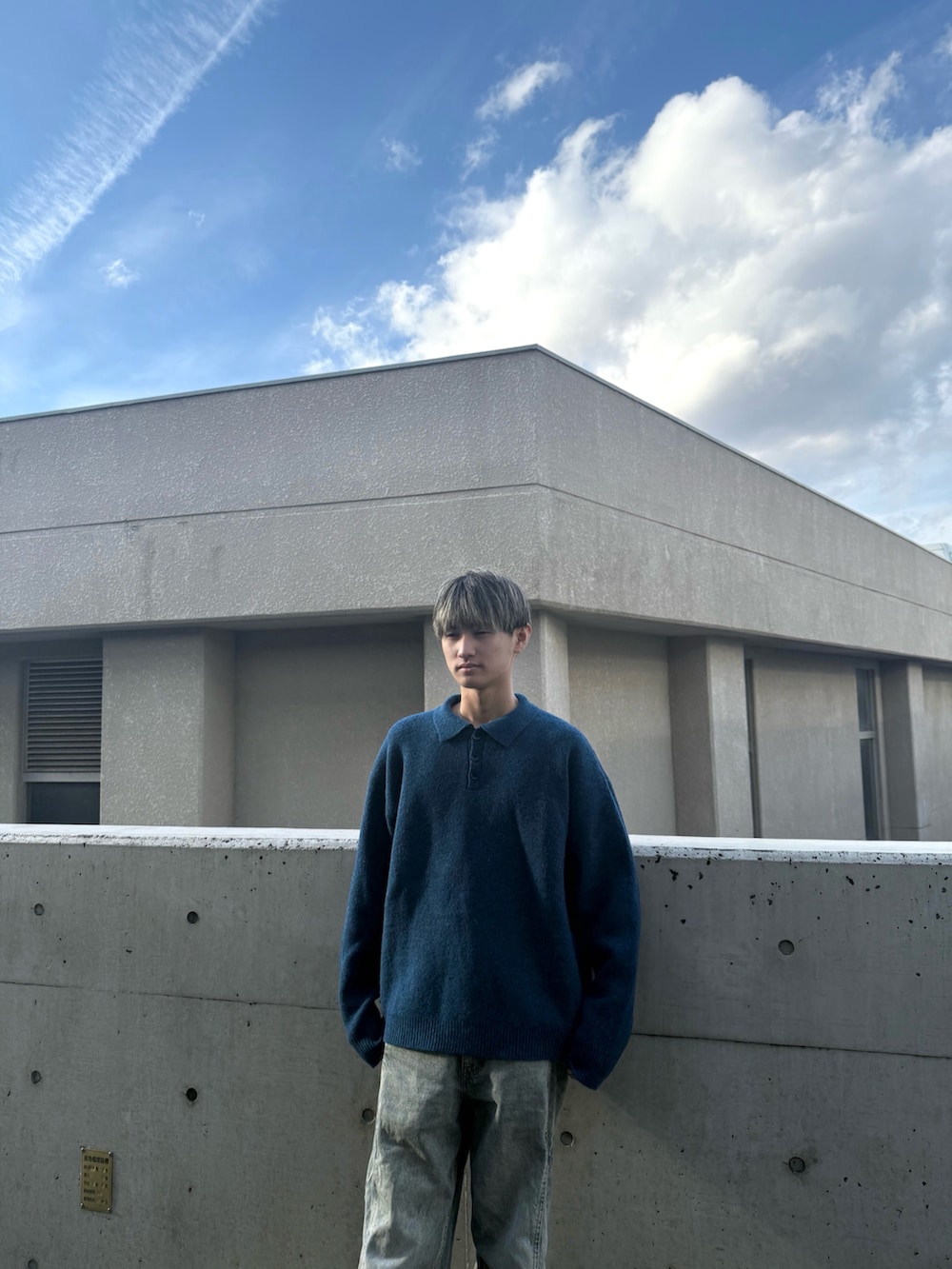 ブルー系のニット/セーター、その他のその他を着用したメンズの冬コーディネートの2枚目の写真