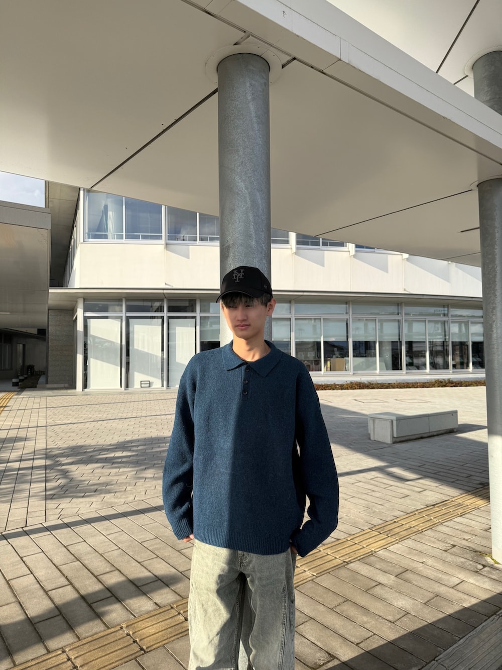 ブルー系のニット/セーター、その他のその他を着用したメンズの冬コーディネートの4枚目の写真