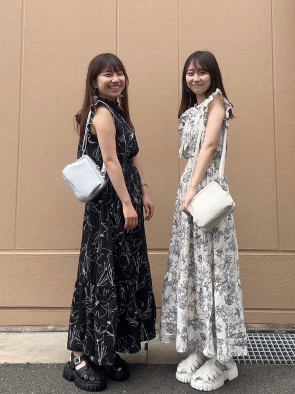 ブラック系のワンピースを着用したレディースの夏コーディネートの3枚目の写真