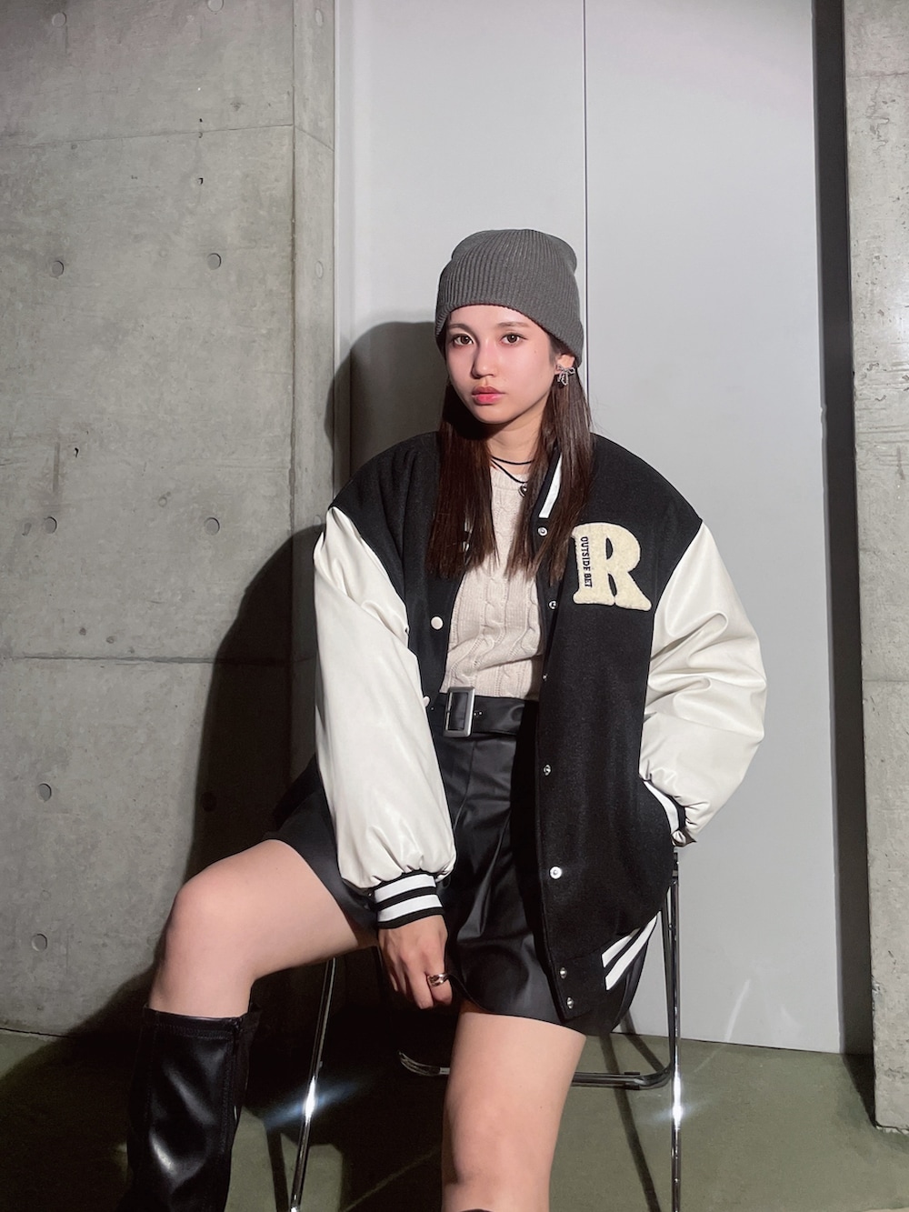 ブラック系のブーツ、ブラック系のスカート、ブラック系のスタジャンを着用したレディースの冬コーディネートの3枚目の写真