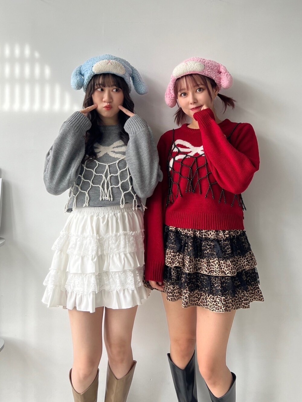 その他のスカート、ベージュ系のブーツ、ブラック系のブーツを着用したレディースの秋コーディネートの2枚目の写真