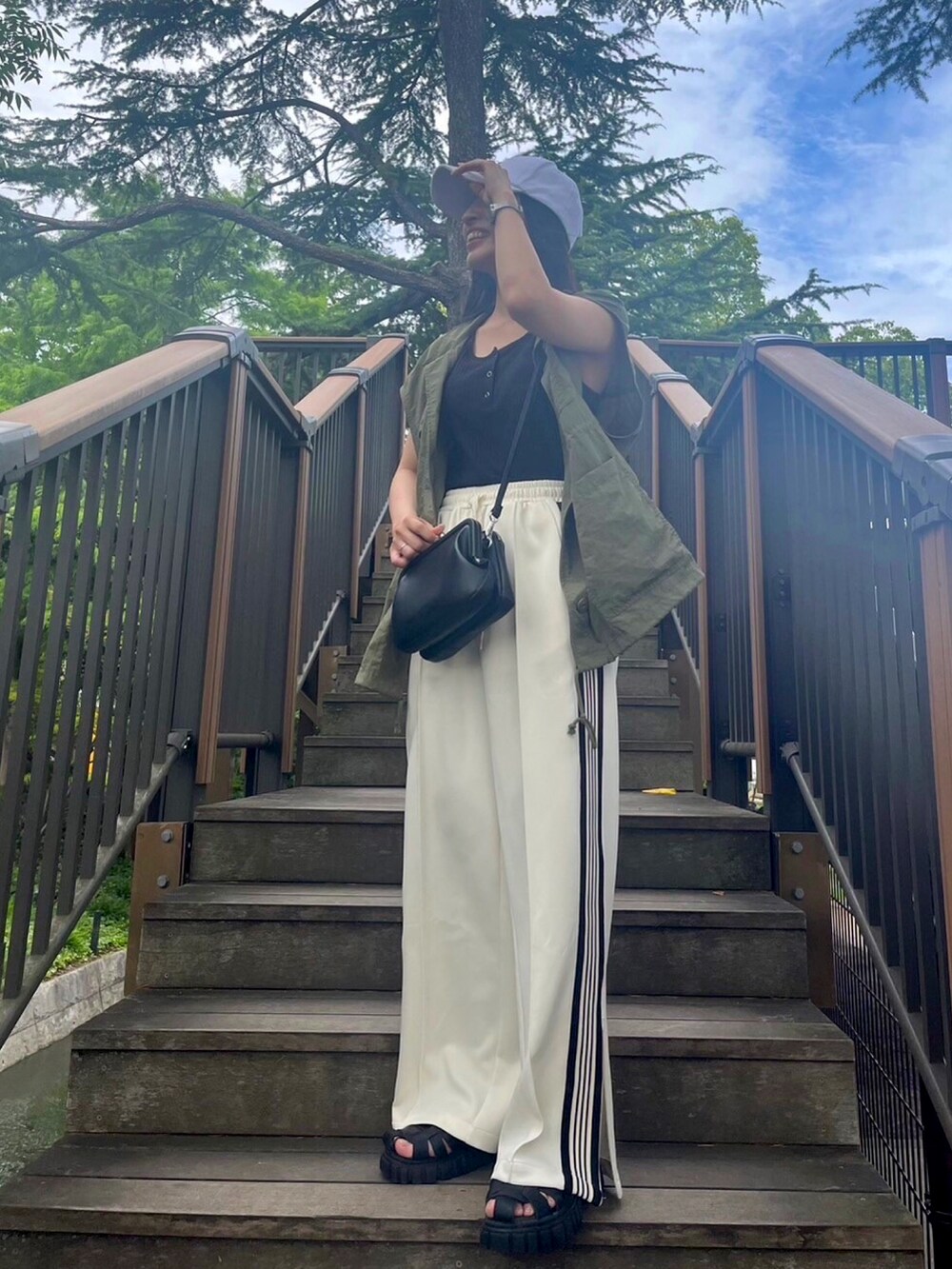ホワイト系のその他パンツ、グリーン系のベストを着用したレディースの夏コーディネートの2枚目の写真