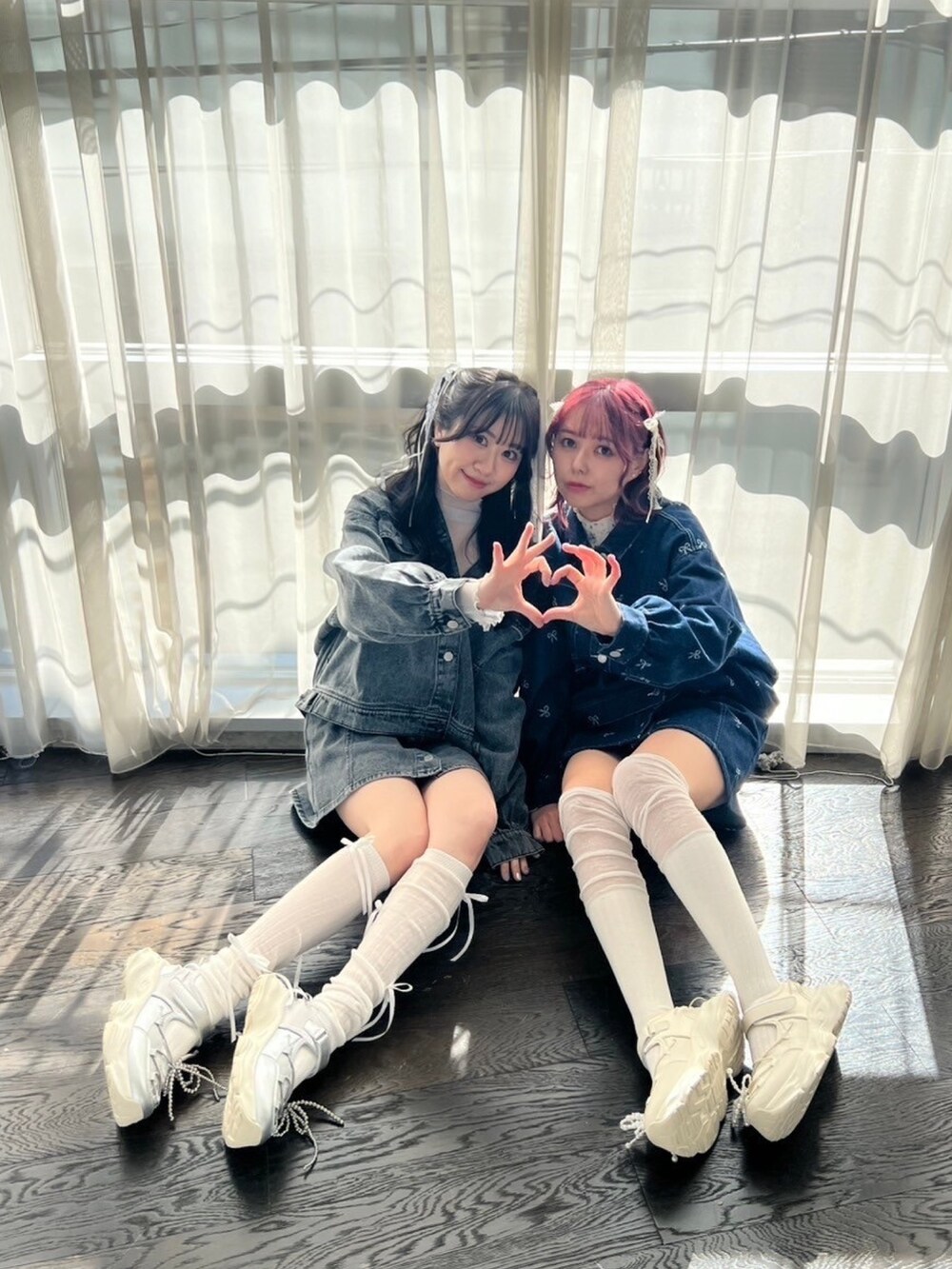 ブルー系のデニムジャケット、ブルー系のデニムスカート、ブラック系のデニムジャケットを着用したレディースの冬コーディネートの2枚目の写真