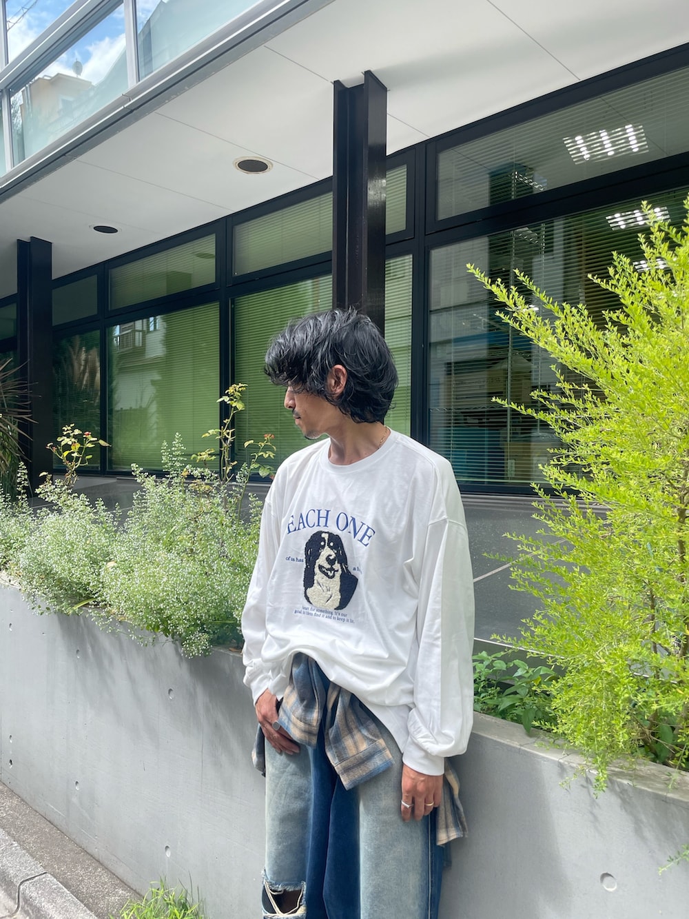 ベージュ系のシャツ/ブラウス、ホワイト系のTシャツ/カットソー、その他のその他を着用したメンズの夏コーディネートの3枚目の写真