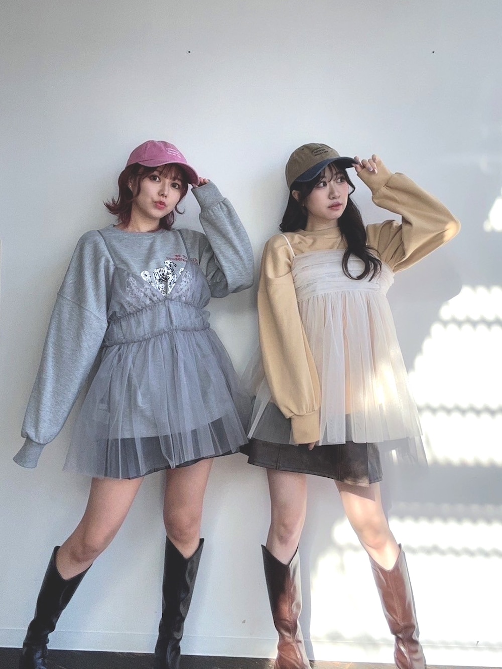 イエロー系のスウェット、グレー系のスウェット、シルバー系のキャミソールを着用したレディースの冬コーディネートの2枚目の写真