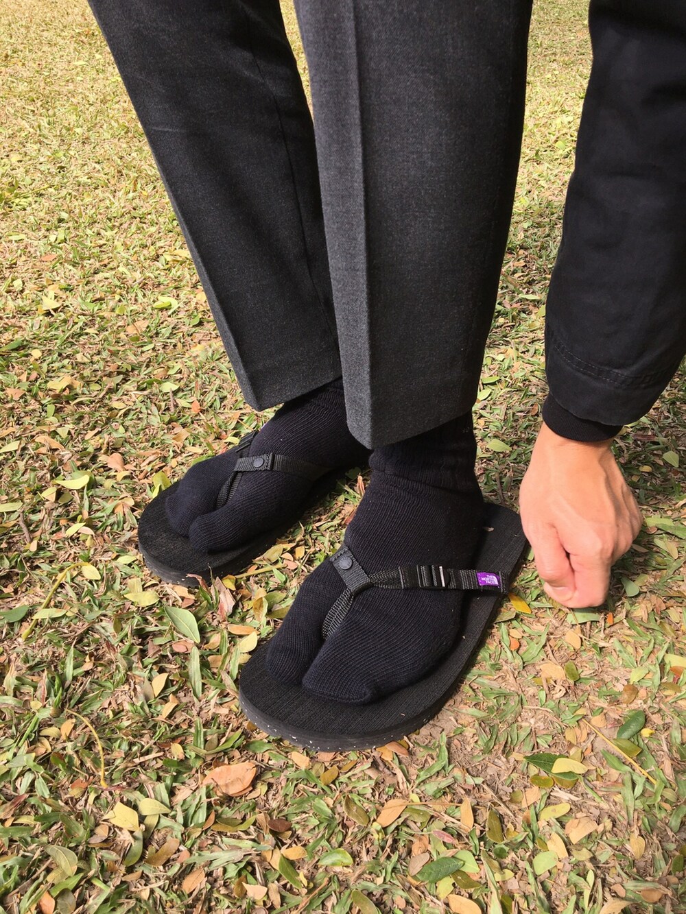 ブラック系のパーカー、ブラック系のシャツ/ブラウス、グレー系のパンツを着用したメンズの冬コーディネートの2枚目の写真