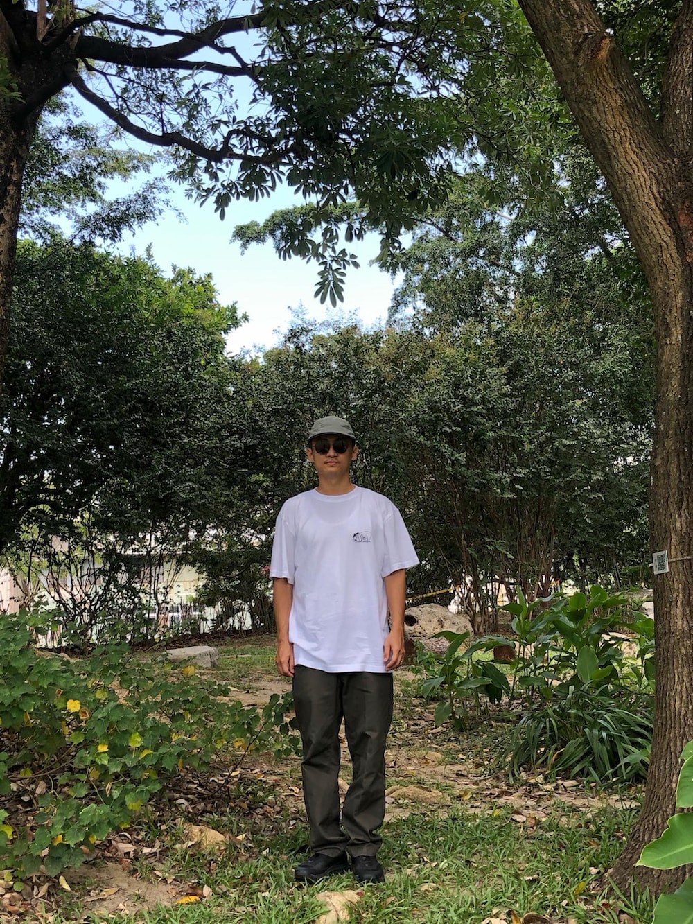 ホワイト系のTシャツ/カットソー、ホワイト系のTシャツ/カットソー、ホワイト系のTシャツ/カットソーを着用したメンズの秋コーディネートの2枚目の写真