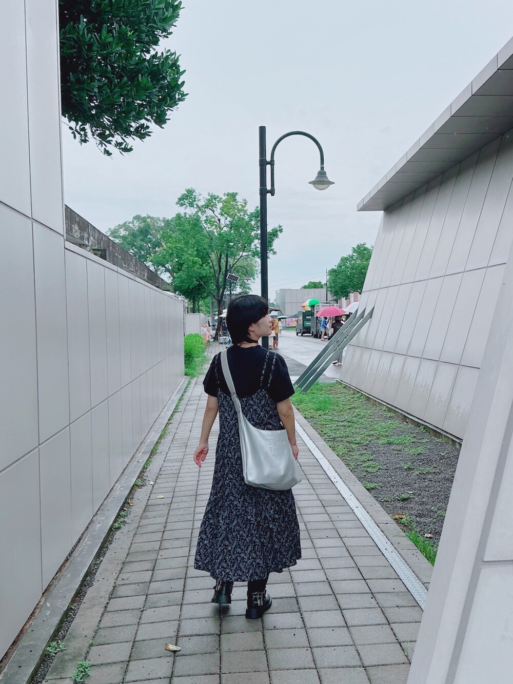 ブラック系のブーツを着用したレディースの夏コーディネートの2枚目の写真