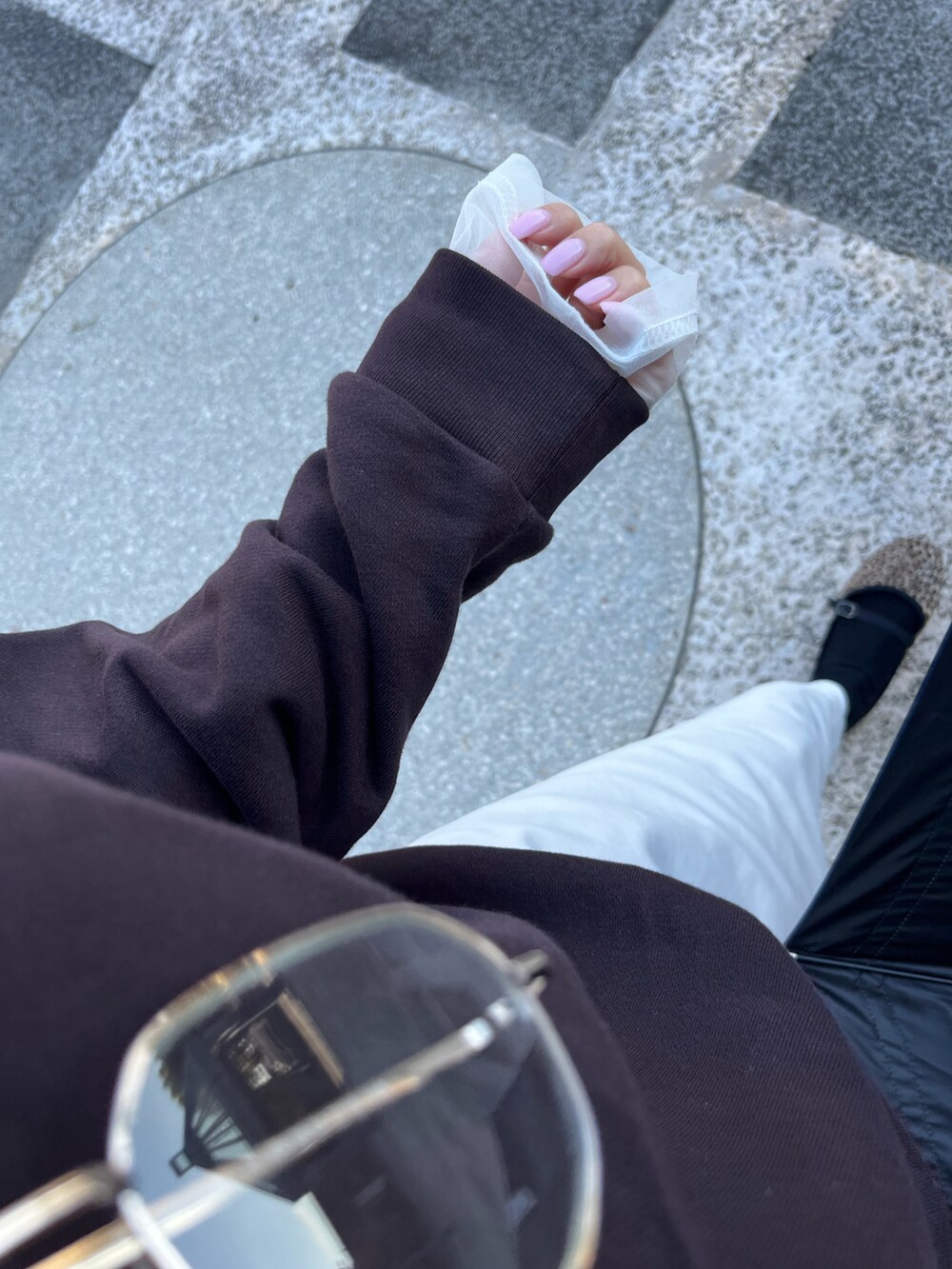 ブラウン系のスウェットを着用したレディースの秋コーディネートの2枚目の写真