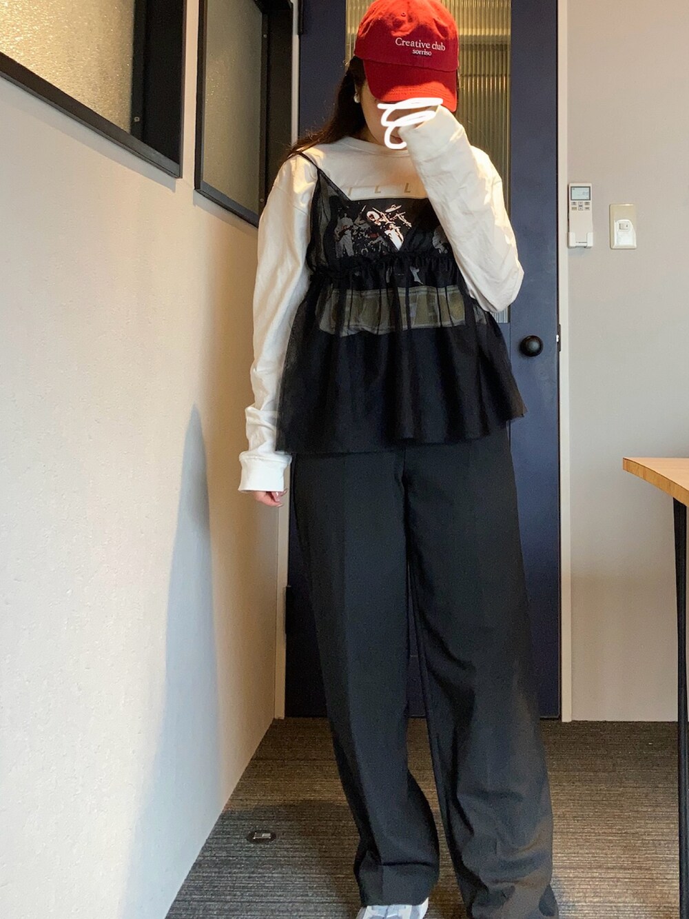 ブラック系のTシャツ/カットソー、ホワイト系のTシャツ/カットソー、レッド系のキャップを着用したレディースの春コーディネートの2枚目の写真