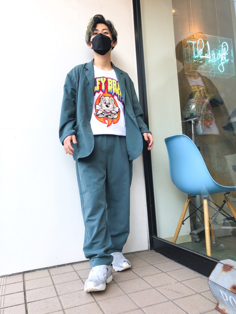 グリーン系のテーラードジャケット、ホワイト系のTシャツ/カットソー、グレー系のスニーカーを着用したメンズの冬コーディネートの2枚目の写真