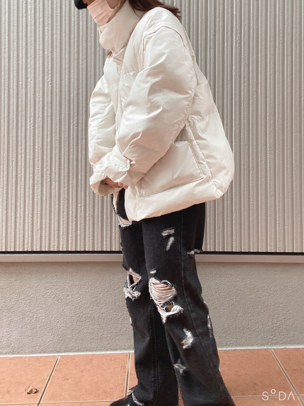 ホワイト系のダウンジャケット/コート、ブラック系のデニムパンツを着用したレディースの冬コーディネートの2枚目の写真