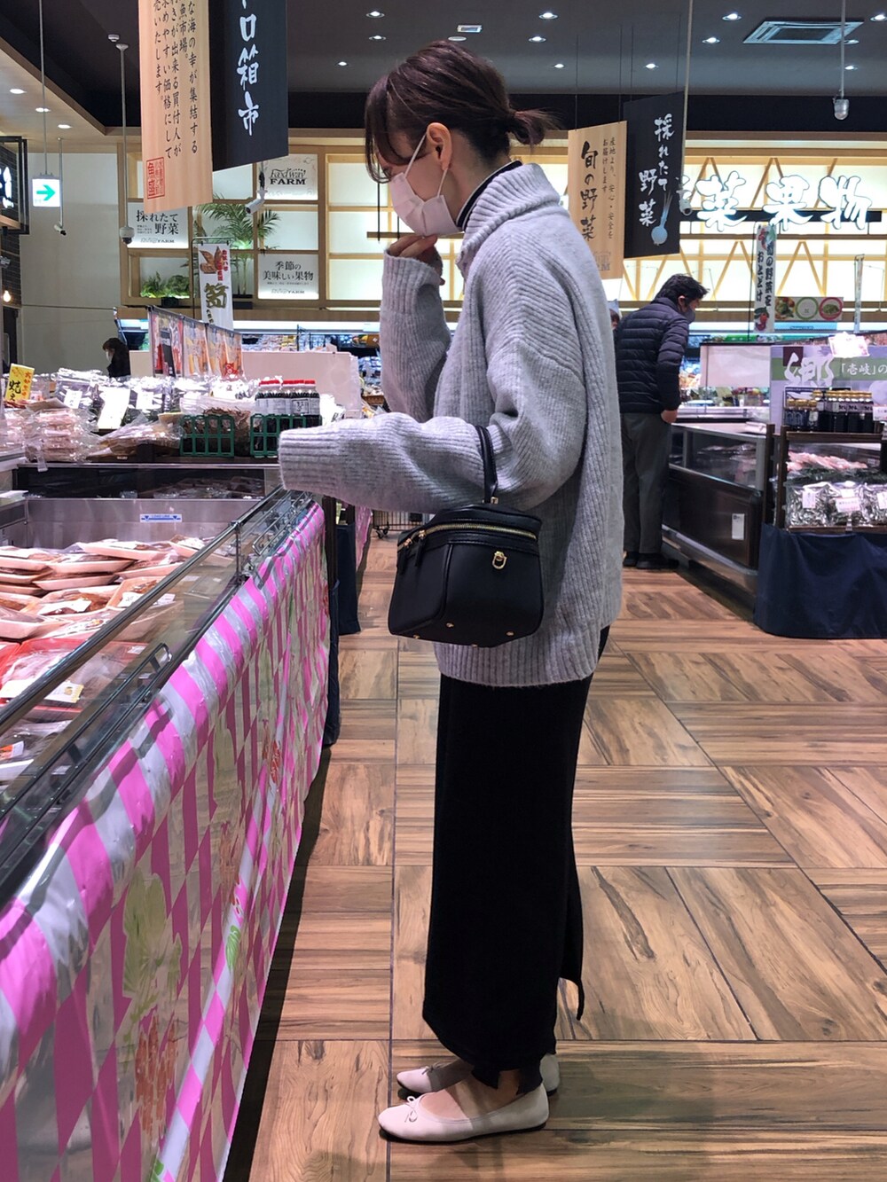 グレー系のニット/セーターを着用したレディースの冬コーディネートの2枚目の写真