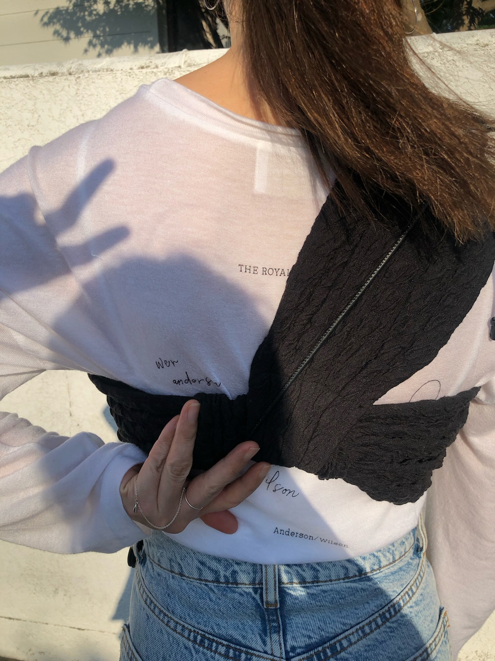 ブラック系のキャミソール、ブラック系のサンダル、ホワイト系のTシャツ/カットソーを着用したレディースの夏コーディネートの3枚目の写真