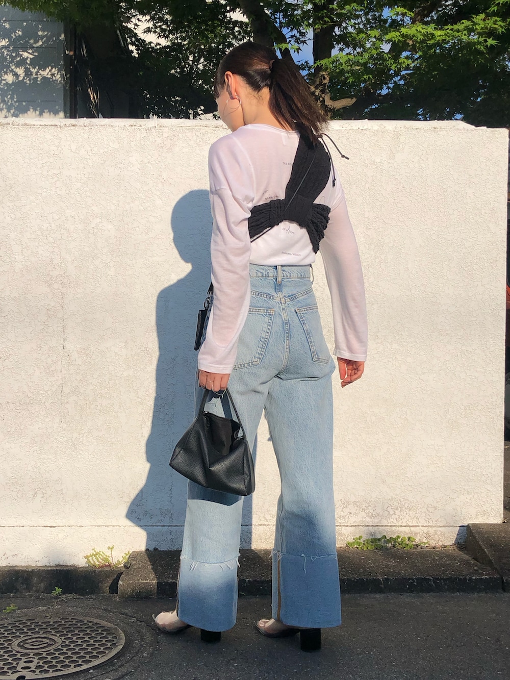 ブラック系のキャミソール、ブラック系のサンダル、ホワイト系のTシャツ/カットソーを着用したレディースの夏コーディネートの4枚目の写真