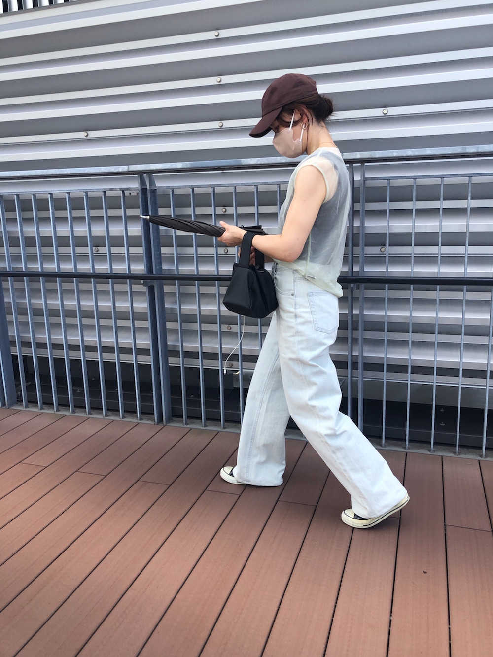 グリーン系のタンクトップ、ブラウン系のタンクトップ、グリーン系のバンダナ/スカーフを着用したレディースの夏コーディネートの3枚目の写真