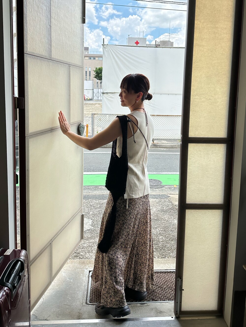 ホワイト系のタンクトップ、ホワイト系の折りたたみ傘を着用したレディースの夏コーディネートの2枚目の写真