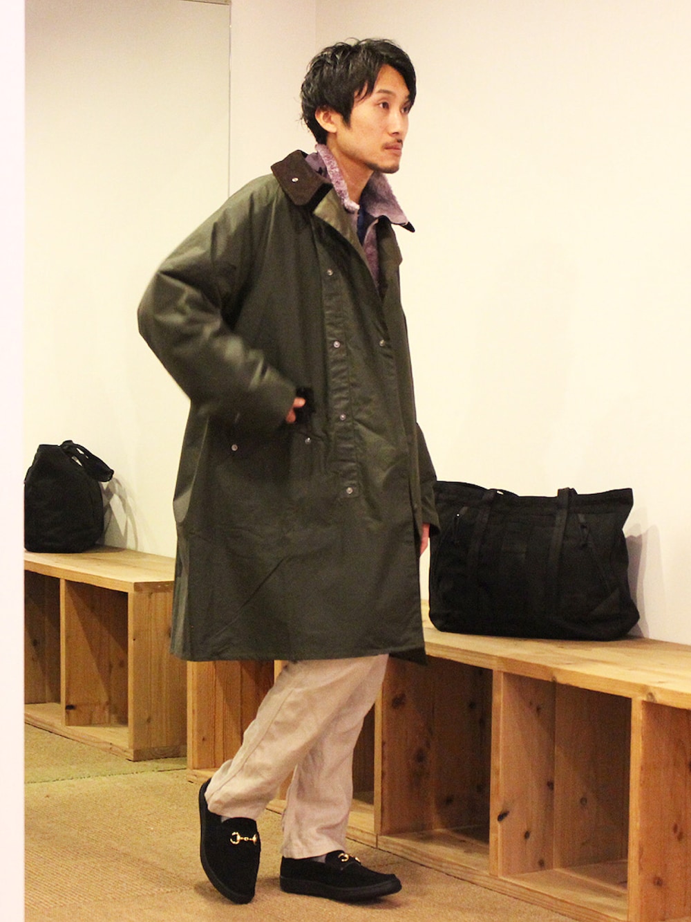 ホワイト系のパンツ、グリーン系のその他アウター、パープル系のブルゾンを着用したメンズの秋コーディネートの3枚目の写真