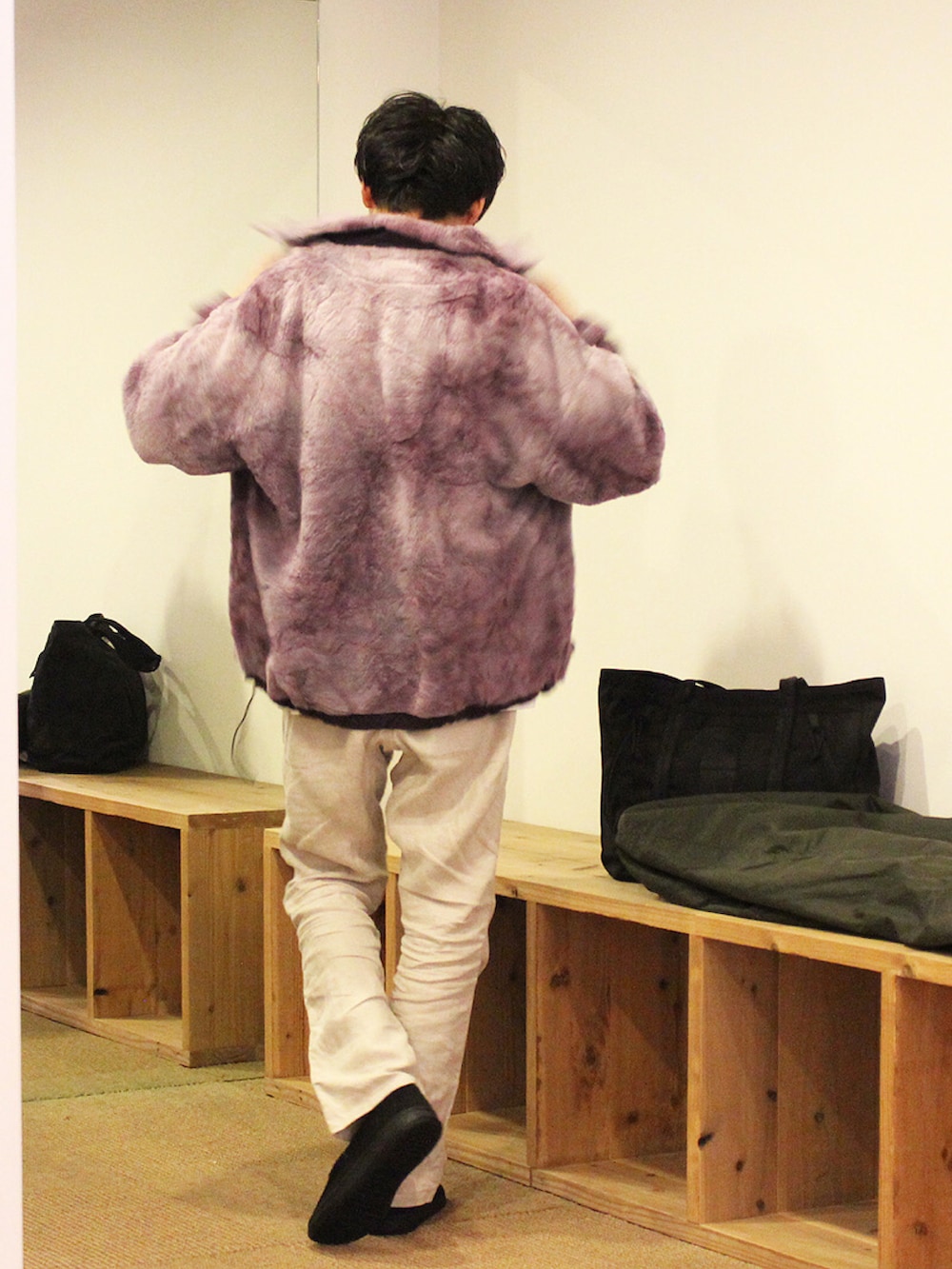 ホワイト系のパンツ、グリーン系のその他アウター、パープル系のブルゾンを着用したメンズの秋コーディネートの5枚目の写真