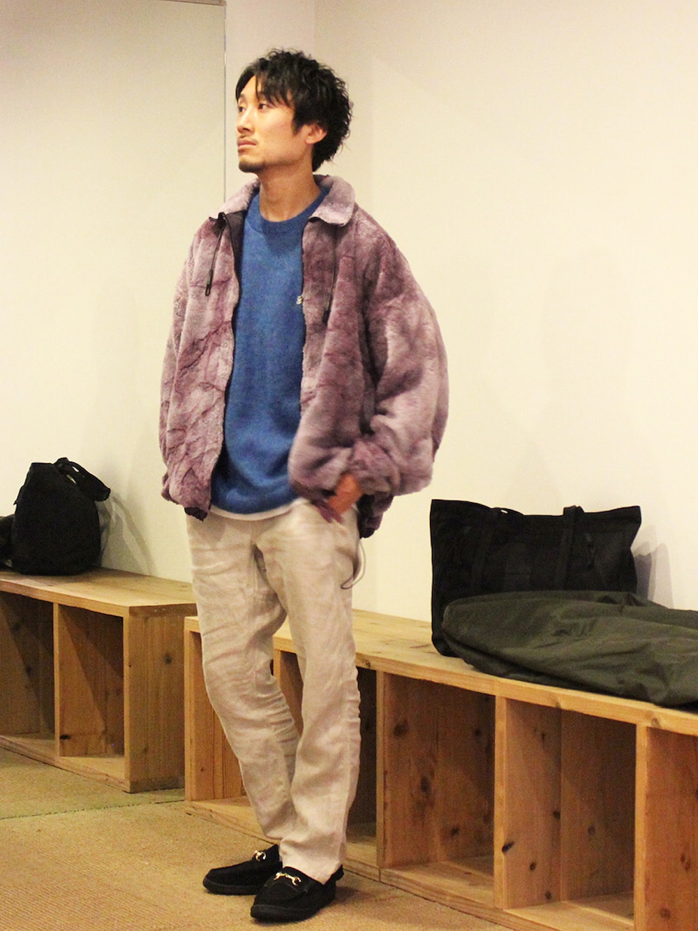 ホワイト系のパンツ、グリーン系のその他アウター、パープル系のブルゾンを着用したメンズの秋コーディネートの4枚目の写真