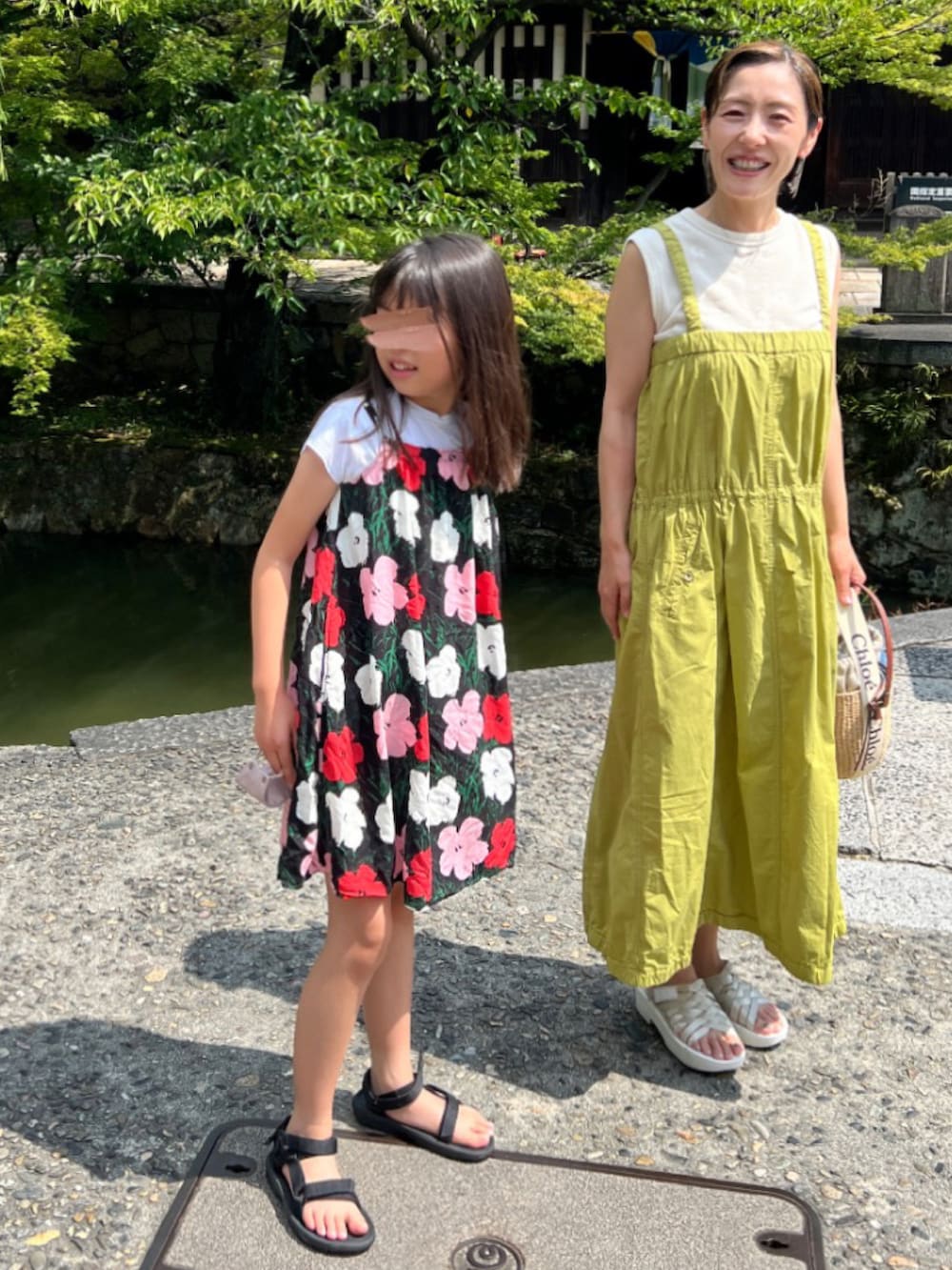 ブラック系のサンダル、その他のワンピース、イエロー系のジャンパースカートを着用したレディースの夏コーディネートの3枚目の写真
