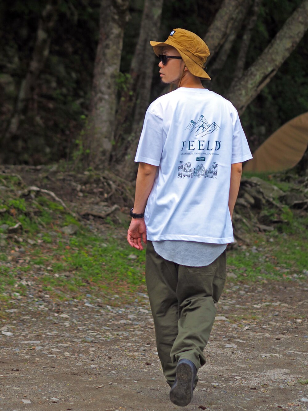 ホワイト系のTシャツ/カットソー、ベージュ系のハットを着用したメンズの春コーディネートの2枚目の写真