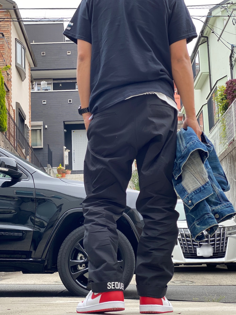 ブルー系のデニムジャケット、ブラック系のTシャツ/カットソー、ブラック系のTシャツ/カットソーを着用したメンズの春コーディネートの3枚目の写真