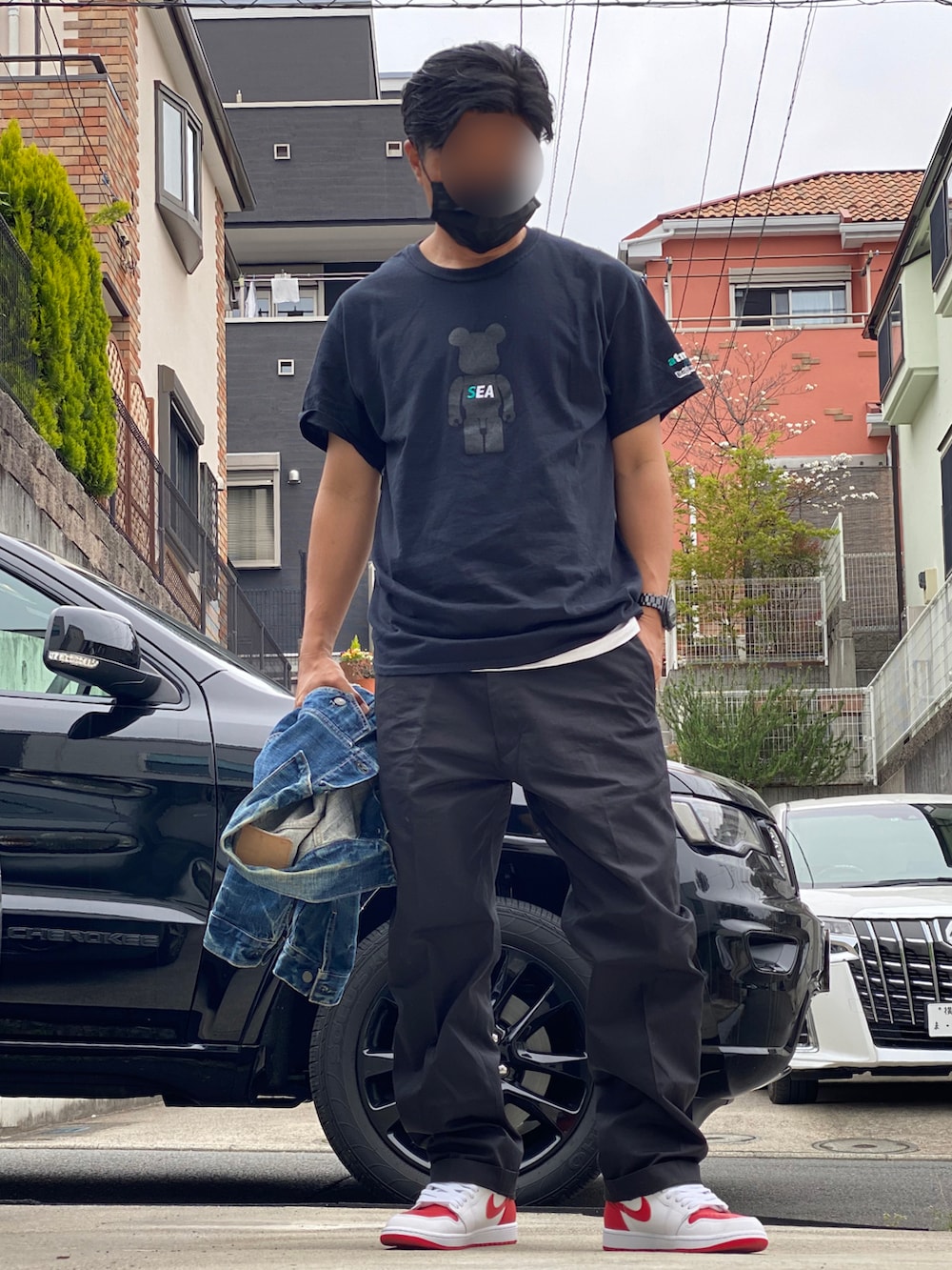 ブルー系のデニムジャケット、ブラック系のTシャツ/カットソー、ブラック系のTシャツ/カットソーを着用したメンズの春コーディネートの2枚目の写真