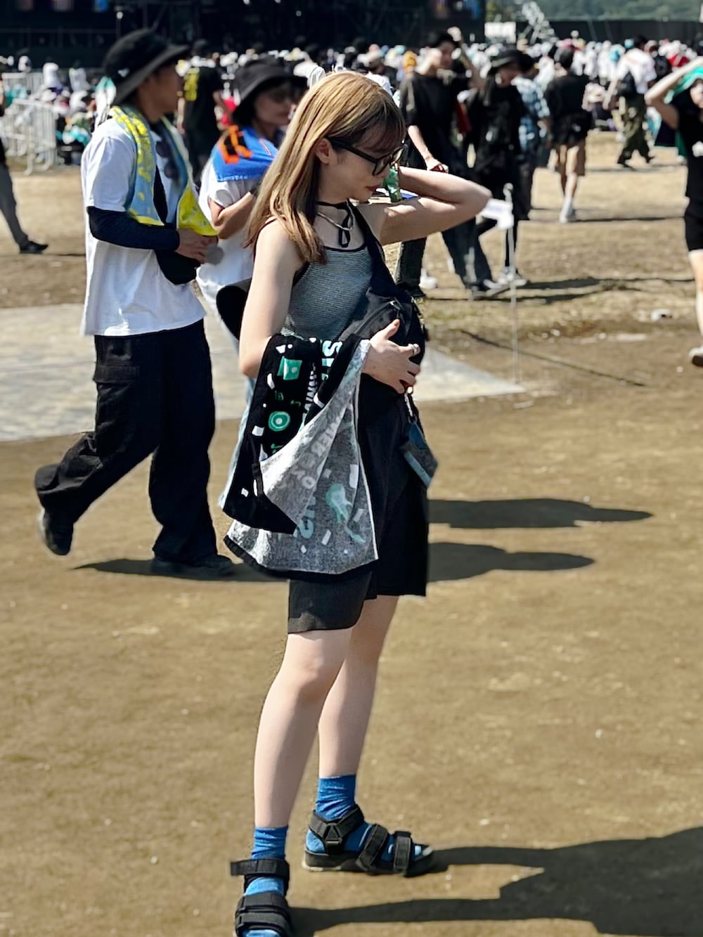 グレー系のその他パンツ、ブラック系のボディバッグ/ウエストポーチ、ブラック系のサンダルを着用したレディースの秋コーディネートの2枚目の写真